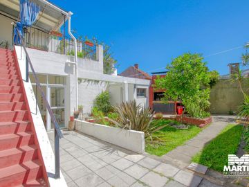Casa multifamiliar con dos locales - San Isidro