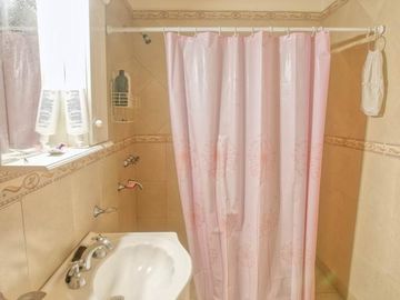 Casa multifamiliar con dos locales - San Isidro
