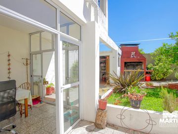 Casa multifamiliar con dos locales - San Isidro
