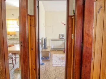Casa multifamiliar con dos locales - San Isidro