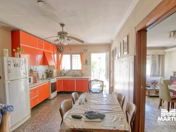 Casa multifamiliar con dos locales - San Isidro