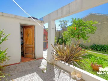 Casa multifamiliar con dos locales - San Isidro
