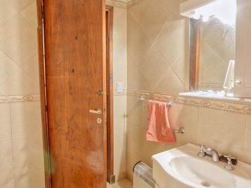 Casa multifamiliar con dos locales - San Isidro