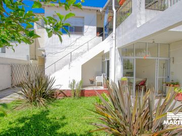 Casa multifamiliar con dos locales - San Isidro
