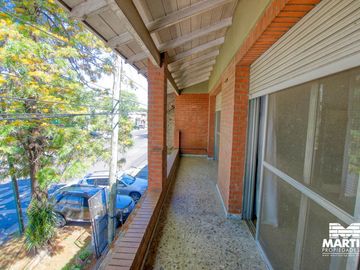Casa multifamiliar con dos locales - San Isidro