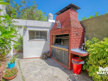 Casa multifamiliar con dos locales - San Isidro