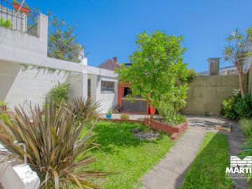 Casa multifamiliar con dos locales - San Isidro