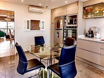 Piso de 4 ambientes con doble cochera  y quincho propio en Banfield Este