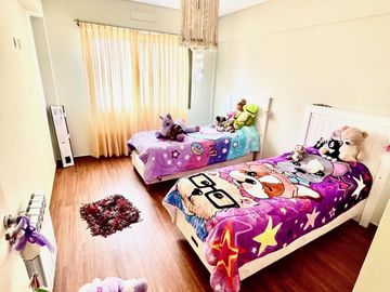 Piso de 4 ambientes con doble cochera  y quincho propio en Banfield Este
