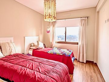 Piso de 4 ambientes con doble cochera  y quincho propio en Banfield Este
