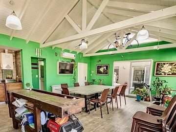 Piso de 4 ambientes con doble cochera  y quincho propio en Banfield Este