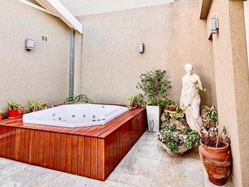 Piso de 4 ambientes con doble cochera  y quincho propio en Banfield Este