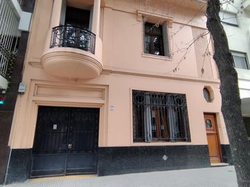 PH 4 ambientes al frente con garage, patio y terraza en Villa Urquiza. Sin expensas-Unico en su zona