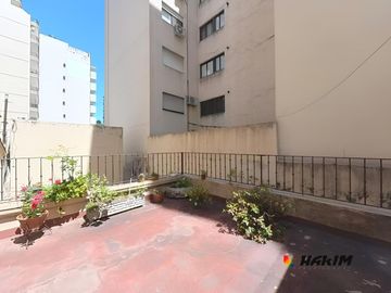 PH 4 ambientes al frente con garage, patio y terraza en Villa Urquiza. Sin expensas-Unico en su zona
