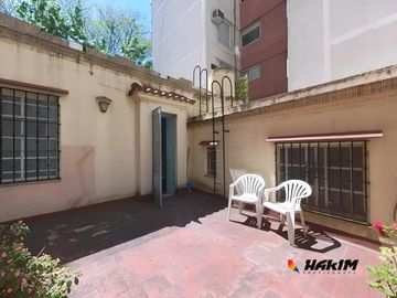 PH 4 ambientes al frente con garage, patio y terraza en Villa Urquiza. Sin expensas-Unico en su zona