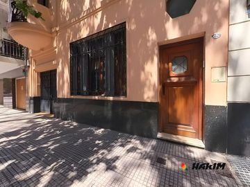 PH 4 ambientes al frente con garage, patio y terraza en Villa Urquiza. Sin expensas-Unico en su zona