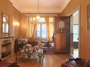 PH 4 ambientes al frente con garage, patio y terraza en Villa Urquiza. Sin expensas-Unico en su zona