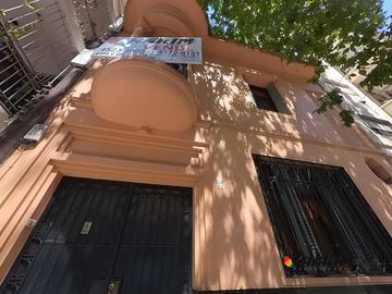 PH 4 ambientes al frente con garage, patio y terraza en Villa Urquiza. Sin expensas-Unico en su zona