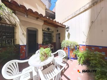 PH 4 ambientes al frente con garage, patio y terraza en Villa Urquiza. Sin expensas-Unico en su zona