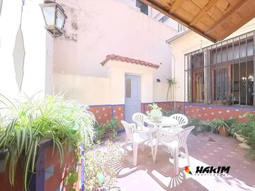 PH 4 ambientes al frente con garage, patio y terraza en Villa Urquiza. Sin expensas-Unico en su zona