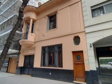 PH 4 ambientes al frente con garage, patio y terraza en Villa Urquiza. Sin expensas-Unico en su zona