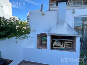 PH 4 AMB. EN 3 PLANTAS, TERRAZA CON PARRILLA, RECICLADO A NUEVO.