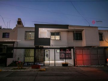 Casa en VENTA Remodelada a 7 min de Plaza Patria, Lomas de Atemajac