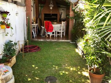 Duplex con parque y cochera en venta- Ituzaingó Norte