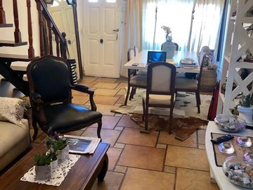 Duplex con parque y cochera en venta- Ituzaingó Norte