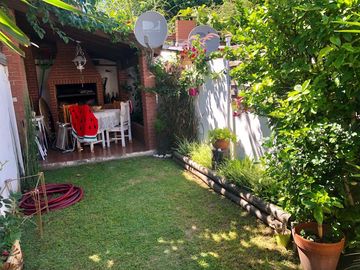 Duplex con parque y cochera en venta- Ituzaingó Norte