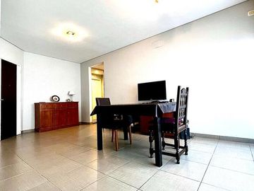 Departamento de dos amb con cochera