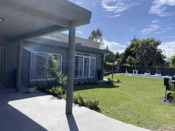 Casa en venta  - 2 Dormitorios 1 Baño - Cochera - 600Mts2 - Florencio Varela