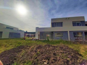 Casa en venta en Pilar del Este - Casas del Este