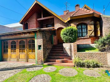 Casa en Venta Castelar Norte Apto crédito 4 ambientes con parque