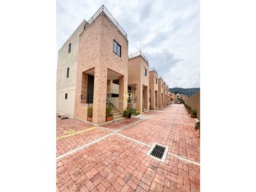 SE VENDE Y ARRIENDA ESPECTACULAR CASA EN CHIA VEREDA TIQUIZA