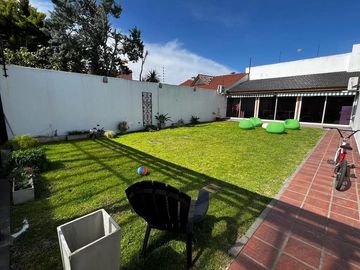 CASA 4 AMB. AMPLIOS CON QUINCHO Y PARQUE