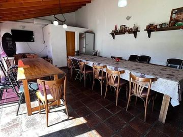 CASA 4 AMB. AMPLIOS CON QUINCHO Y PARQUE