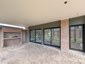 casa premium dos dormitorios patio parrillero condominios tierra de sueños 3 roldan