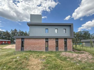 casa premium dos dormitorios patio parrillero condominios tierra de sueños 3 roldan