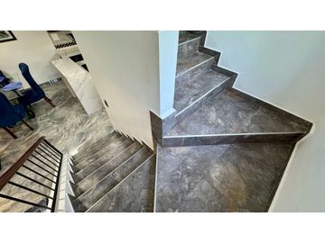 Casa esquinera de tres pisos en venta permuta Barrio Santa Ana Palmira
