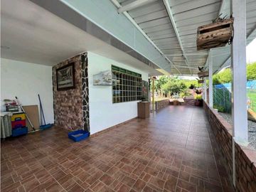 Se vende chalet via Armenia a Tebaida, Quindío.