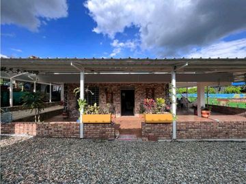 Se vende chalet via Armenia a Tebaida, Quindío.