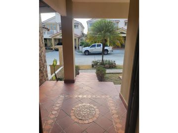 SE ALQUILA CASA BRISAS HEIGHTS EN BRISAS DEL GOLF