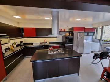VENTA CASA - 3 DORMITORIOS - ESTUDIO - CUMBAYA