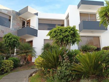 VENTA CASA - 3 DORMITORIOS - ESTUDIO - CUMBAYA