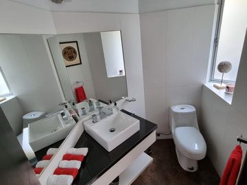 VENTA CASA - 3 DORMITORIOS - ESTUDIO - CUMBAYA