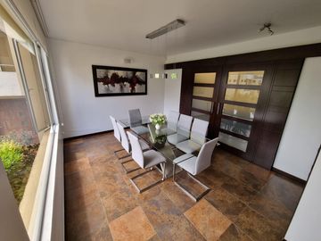 VENTA CASA - 3 DORMITORIOS - ESTUDIO - CUMBAYA