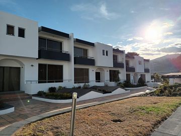 VENTA CASA - 3 DORMITORIOS - ESTUDIO - CUMBAYA