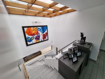 VENTA CASA - 3 DORMITORIOS - ESTUDIO - CUMBAYA