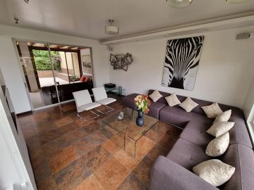 VENTA CASA - 3 DORMITORIOS - ESTUDIO - CUMBAYA